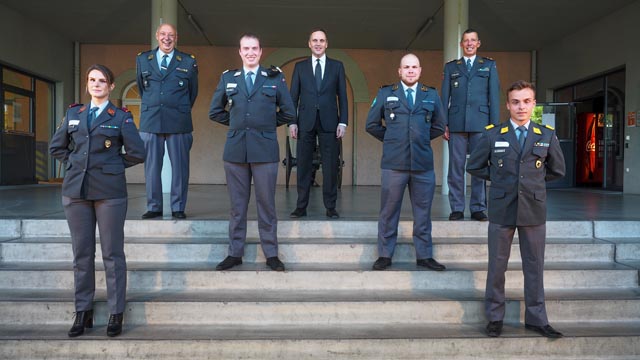 Militärdirektor Jean-Pierre Gallati, Divisionär Daniel Keller, Kommandant Territorialdivision 2, Oberst Rolf Stäuble, Kreiskommandant des Kantons Aargau mit den neu brevetierten Offizieren aus der Region Fricktal. Foto: Roland Wey