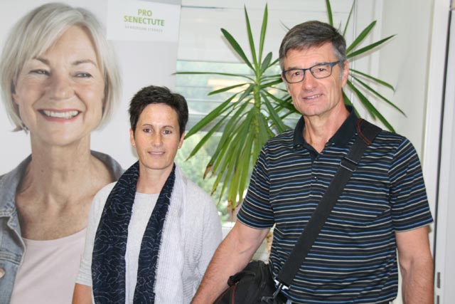 Balz Scharf und Sibylle Freiermuth, seine Nachfolgerin in der Beratungsstelle Bezirk Rheinfelden von Pro Senectute, vor einem Werbeplakat. Foto: Peter Schütz