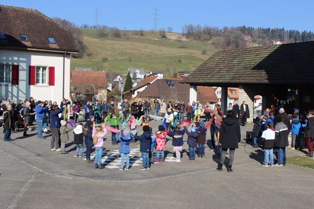 Für den Frieden: Die Friedensaktion mit dem Lied «We are the world» auf dem Schulhausplatz in Sulz. Foto: Dieter Deiss