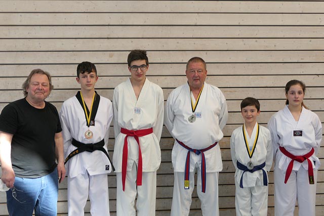 Die erfolgreichen Teilnehmer von Aargau-Taekwondo mit Schulleiter Andreas Mächler. Foto: zVg