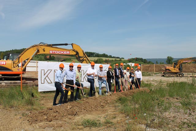 Jetzt kann es losgehen: Projektbeteiligte griffen zum Spaten.Foto: Sonja Fasler