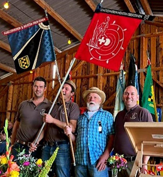 Stolz wurde die neue Standarte präsentiert. Foto: zVg