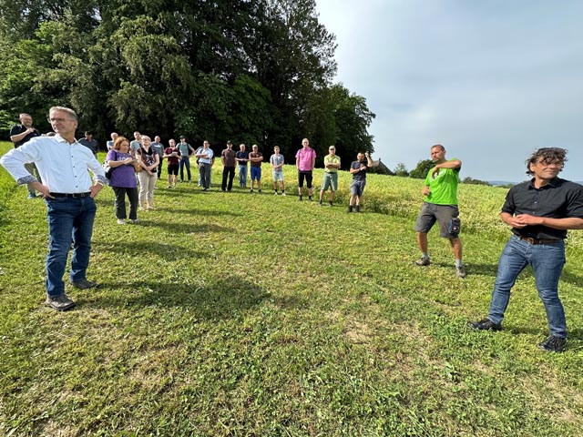 Bild v.l.n.r: Matthias Müller, Abteilungsleiter Landwirtschaft Kanton, AG; rechter Bildrand: Landwirt Thomas Anliker; Grossrat und Landwirt Thomas Baumann. Foto: zVg