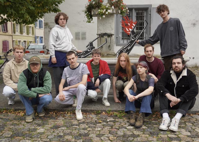 Die JUSO Baselland versenkt symbolisch einen Privatjet in einem Brunnen.