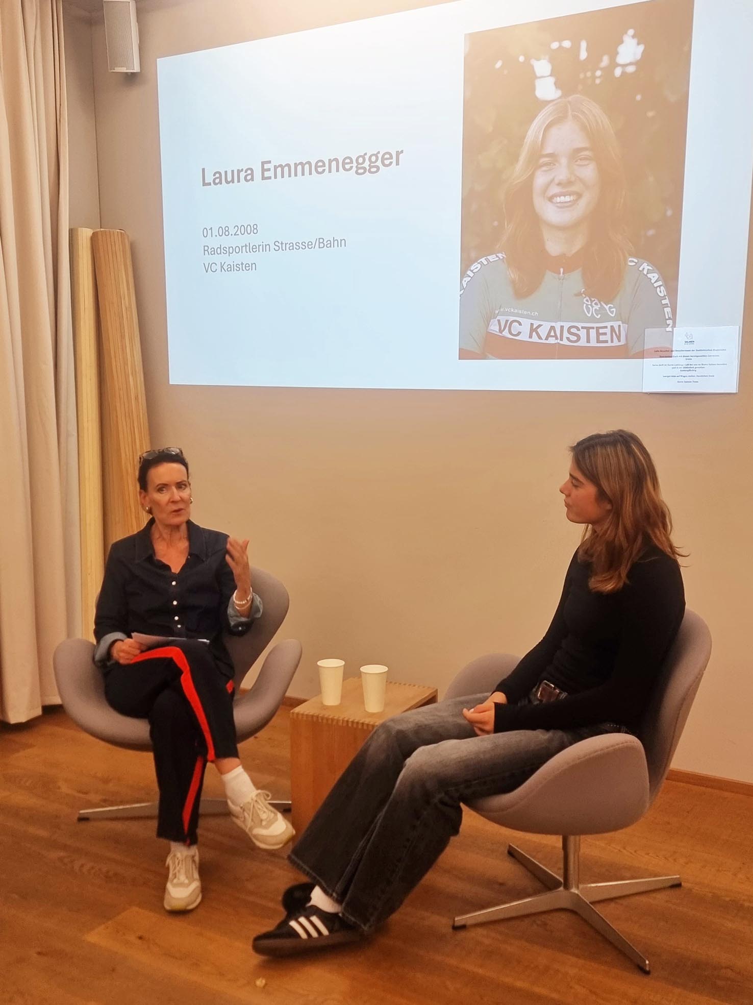 Die Radsportlerin Laura Emmenegger (rechts) war zu Gast bei Pro Velo. Hier im Gespräch mit Vereinspräsidentin Béa Bieber. Foto: zVg