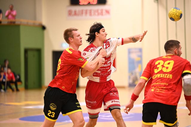 Die beiden Best Players Mitch Giezeman (TVM) und Nico Wolfer (Wädenswil/ Horgen) auf dem Feld. Foto: Christine Steck