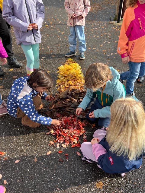 Was man doch mit bunten Herbstblättern so alles gestalten kann. Foto: zVg