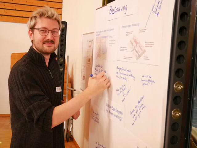 Tim Van Puyenbroek notierte alle Vorschläge der Besucher.