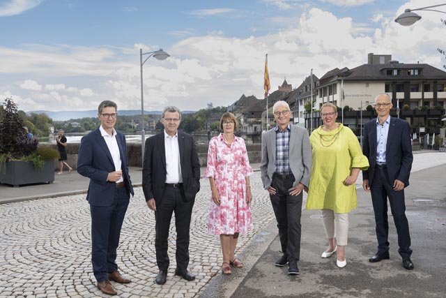 Der Stadtrat Rheinfelden in seiner aktuellen Zusammensetzung, flankiert von Stadtschreiber Roger Erdin (von links) mit Stadtammann Franco Mazzi, Stadträtin Susanna Schlittler, Vizeammann Walter Jucker, Stadträtin Claudia Rohrer und Stadtrat Dominik Burkhardt. Foto: Claus Pfisterer