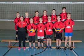 Noch bleibt der Erfolg bei der neuformierten U16 aus, aber der Humor geht den jungen Volleyballern nicht verloren.Foto: zVg