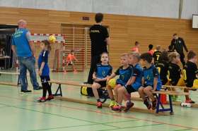 Warten auf den nächsten Einsatz – auch eine Übung, die beim Handball gelernt sein will. Foto: Christine Steck